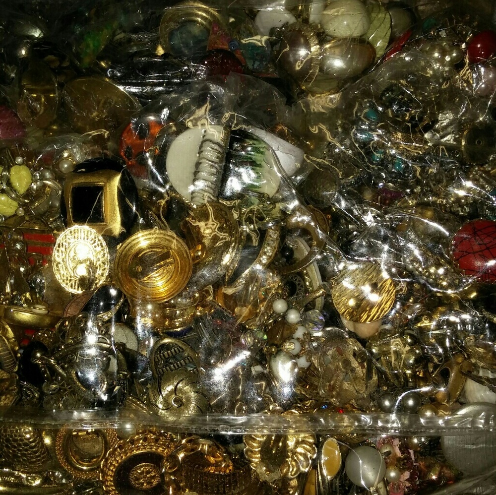 Bag of over 500 mismatch clip earrings